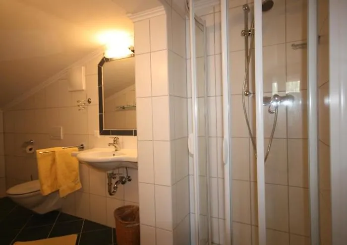 לינה וארוחת בוקר Wellness-pension Jagahuett'n 4*